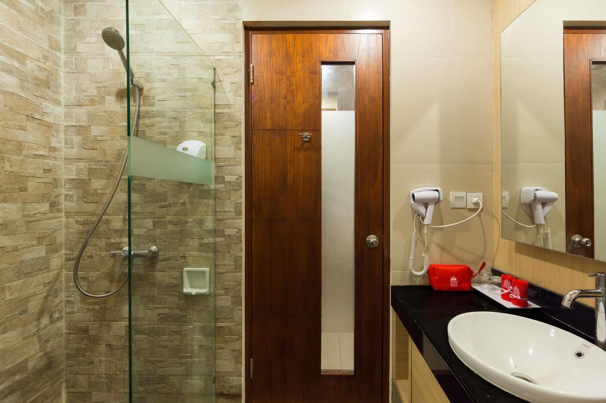 Zen Rooms Kuta Tuban Suites 外观 照片