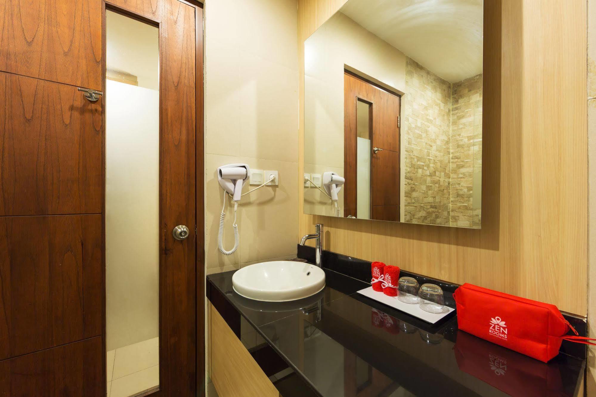 Zen Rooms Kuta Tuban Suites 外观 照片